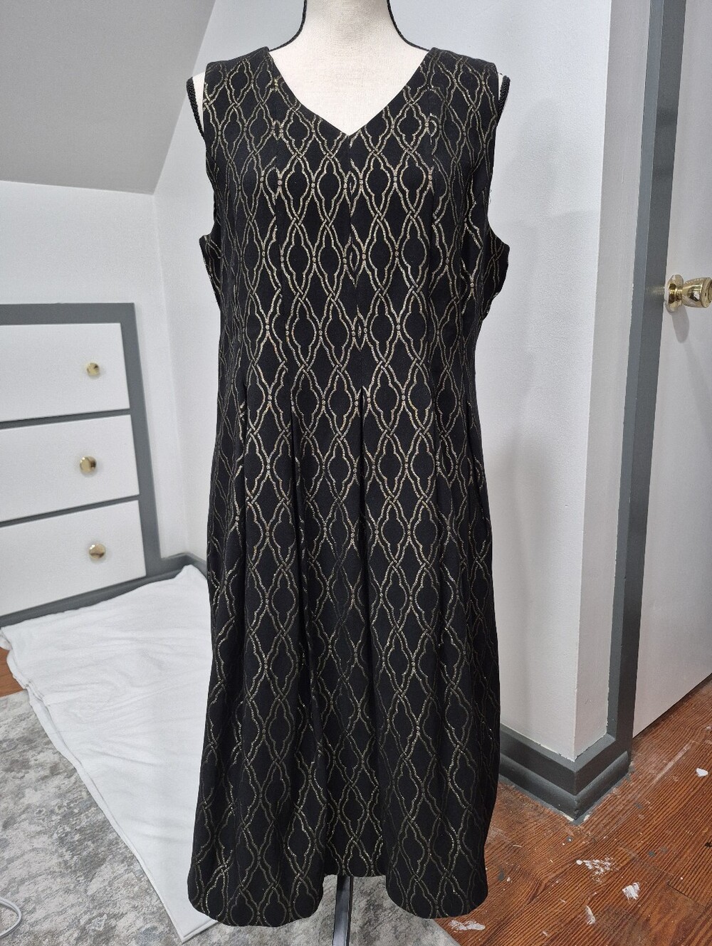NWT Monroe & Main Sparkling Gold And Black Sleeveless Party Dress